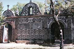 Stará hlavní brána v parku Bucaco